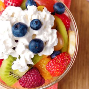 Verse fruitsalade met slagroom apart geserveerd