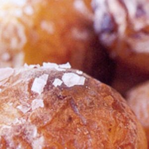 Gepofte aardappelen gemarineerd met zeezout